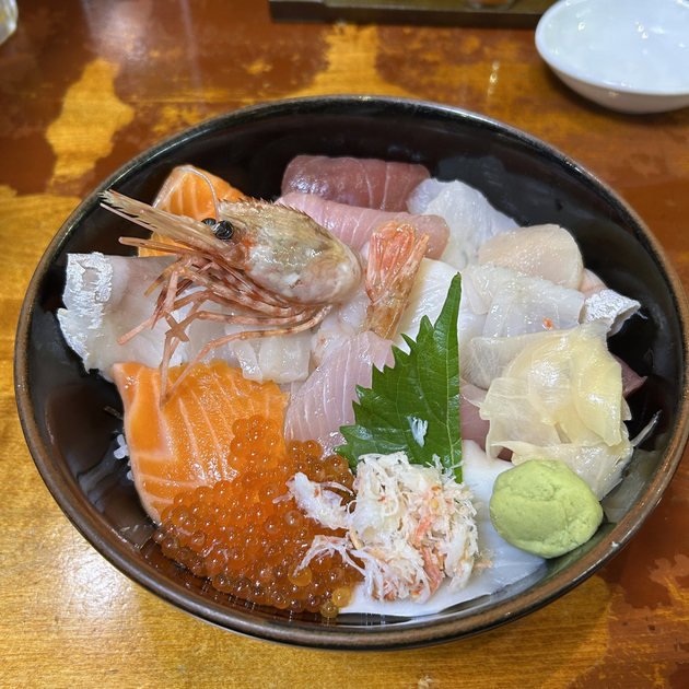 札幌出張族が大注目【海鮮丼の世界】あら汁＆お通しも太っ腹！「1,480円vs2,280円」