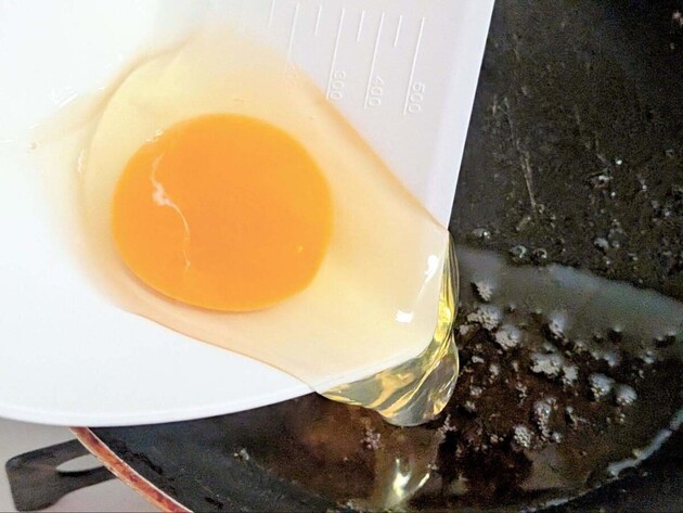 【大バズりした“卵”の食べ方】「えええ、生のままドボ〜ン！？」反響続々「これはたまらん！」