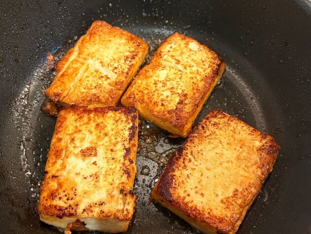 試さないと後悔するよっ！【豆腐はこの食べ方が最高！】「"あの粉"まぶすとこうなるんか！」「いやこれすごいって…！」まさかの極上レシピ！