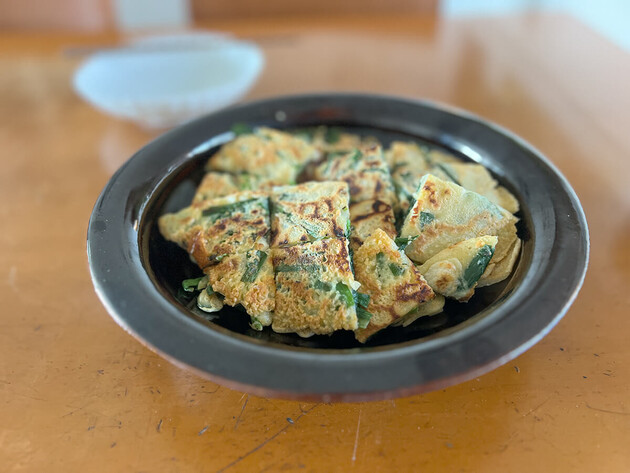 【これが食べたくてニラ買ってくる！！】「正直ナメてた」切って焼くだけ「もっちりウマ〜〜イ」反則級レシピ！アツアツを召し上がれ