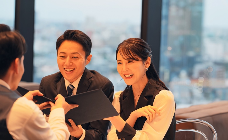 結婚記念日に夫と食事中、店員「お話が聞こえてしまいまして…」えっ！？予想外の対応に感動！