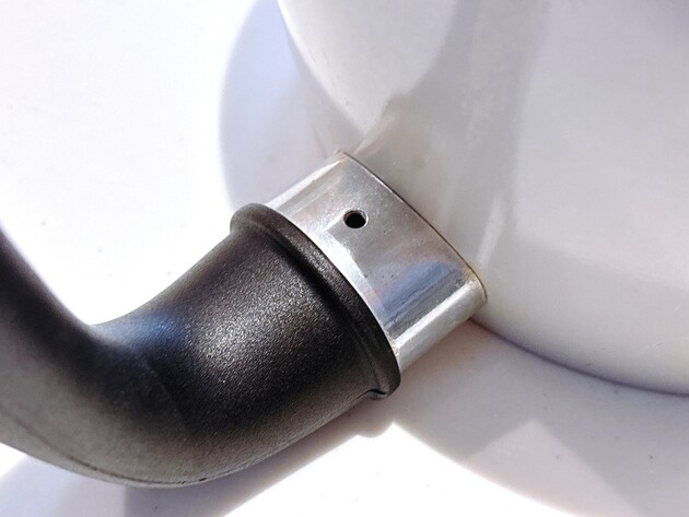 もっと早く教えてよ(泣)【フライパンの謎の穴】理由を知ってゾクリ「10年スルーしてごめんなさい」