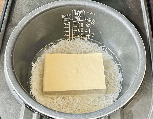 【豆腐買っても、焼かないでーー！？】炊飯器にドボ〜ン！「こうすればよかったのね」「美味しすぎ！」