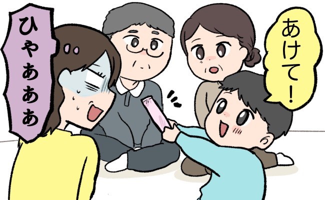 「ママ！あけて！」義両親の前で1歳の息子が「お菓子」と間違えて持ってきた物に絶句