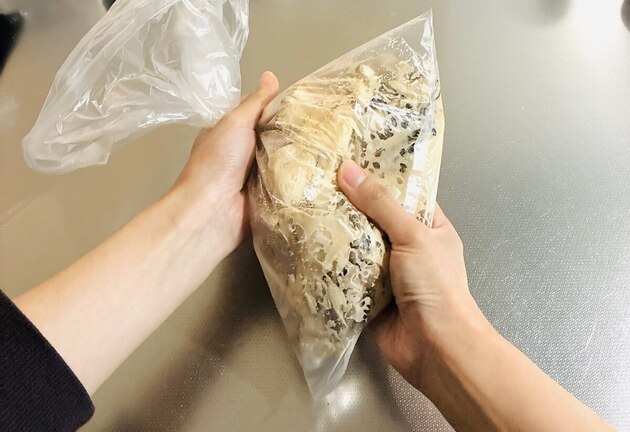 【まいたけ】ポリ袋にドーン→揉み揉み…「何コレ!?すごいのができた（笑）」「2パックあっという間にペロリ」度肝を抜かれる美味さ