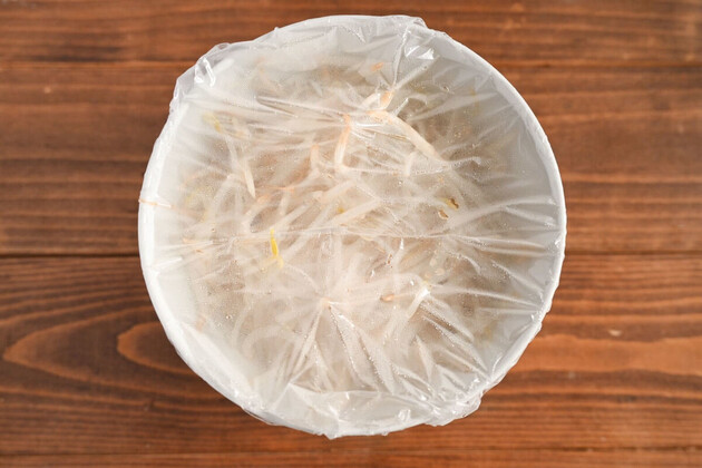 【もう炒めるのやめる〜！】"1袋30円もやし"の「最強旨い食べ方」家族「あのもやしのやつ作って！」レンチンで秒で1品