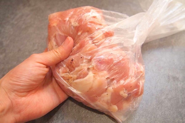 【鶏もも肉は"生のままドボン"が大正解！】まさかの"アレ"まで使う！？「カリッカリ&ジューシー！」「いやこれすごいって…！」爆食レシピ！