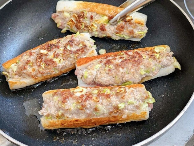 うますぎて震えた…【ちくわはこの食べ方が最高！】「切り込みに詰めるだけ」めっちゃ美味しいな！お弁当に入れたい！