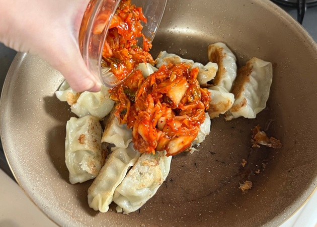 ヒルナンデスで反響【冷凍餃子】フライパンで普通に焼かないで！？リュウジさん「冷凍餃子の革命」再現「笑えるほど美味しい(泣)」想像超えの食べ方