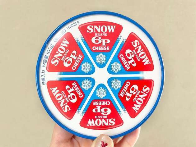 【食べちゃダメ！？】6Pチーズのパッケージ裏に「穴」が…見た瞬間"ゾッ"→食品メーカーの回答がまさかの理由だった！