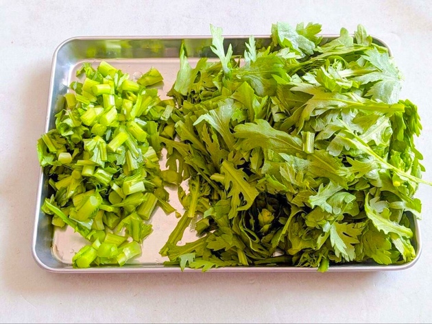 【いつもの“アレ”が劇的に旨くなる】ロバート馬場さん流「春菊で絶対コレして！」もっと早く知りたかった…！