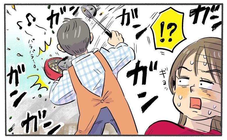 「ガンッガンッ」何の音！？料理にハマった夫…でもキッチンからとんでもない音が。フライパンを見ると…