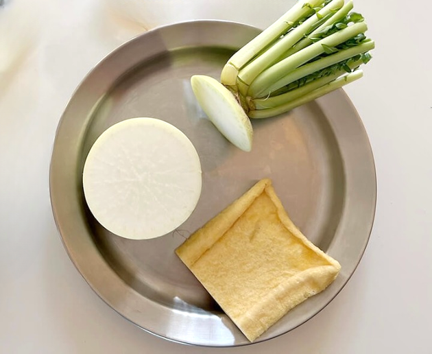 【余った大根と油揚げ】→“炊飯器にドボ〜ン”が大大大正解！！「メモしとかなきゃ」「関西人のDNAが喜ぶ」至福の炊き込みご飯、爆誕