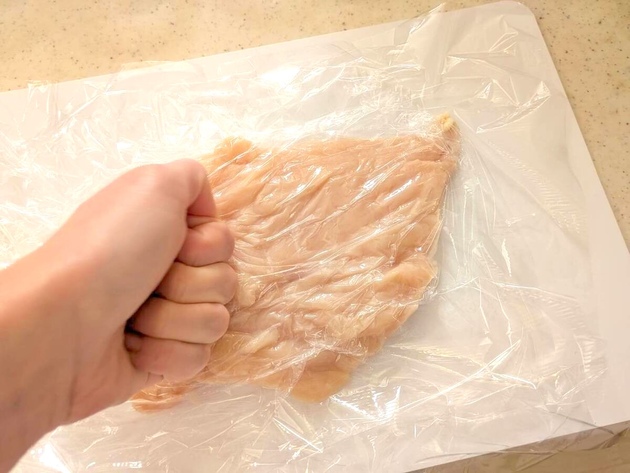 うますぎて震える…【"鶏むね肉"はこの食べ方が最高だった！】グーパンして"あの粉"まぶして…「カリジュワで最高かよ…」新定番リピ確レシピ！