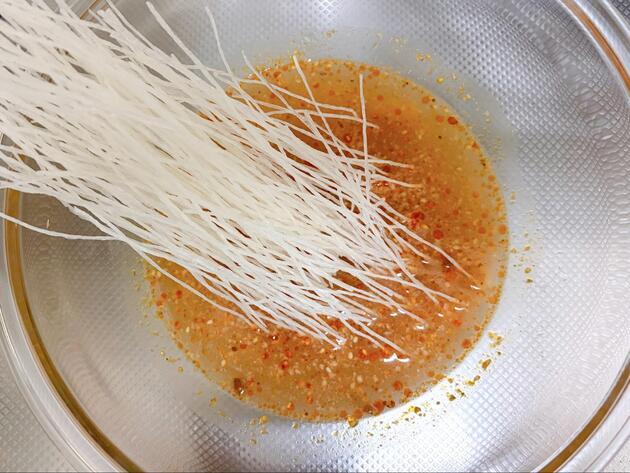 【春雨はお湯で戻さないで…！？】“あの液体”にドボ〜ンが大大大正解！「もうお店行かなくていい」「さすが全農広報部」レンジ完結レシピ