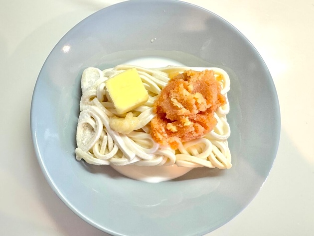 【冷凍うどん1玉ペロリだよ！】SNSフォロワー約70万人の作者が教える「レンチンしてパラり♪」禁断の食べ方「もう4回以上リピってる笑！」