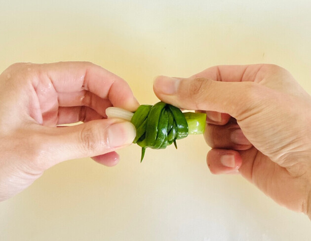 「何これ…別格の美味さ!!」「料亭の味じゃん」【農林水産省】丸ごと1本ぐるぐる…ひたすら巻くだけ