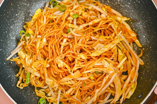 【焼きそば】プロは絶対やらないNG行為！「だから水っぽくなるんだよ」調理師の警告に「うわ自分だ…」正解は超簡単！