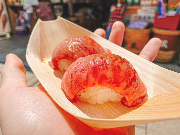 【お願いだからもうやめて！NG食べ歩き】厚生労働省も注意「これダメなの!?」やりがち行動に"思わずゾッ…"「食中毒になるかも」