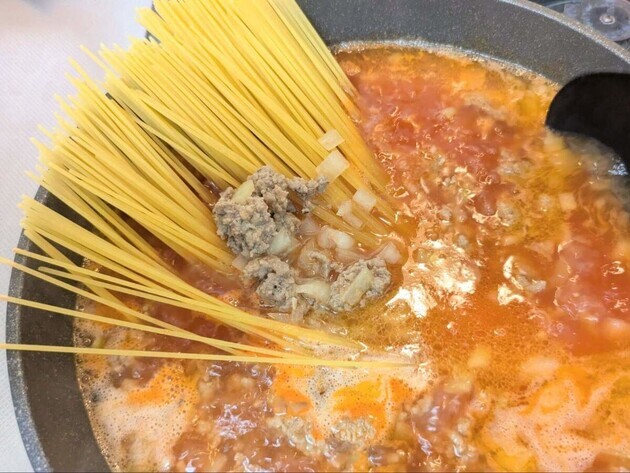 【お願い！ミートソースはコレ一択！】“イタリアで修行したシェフ”の裏ワザに「何これうっっっっま(泣)」「簡単で絶品」茹でないレシピ