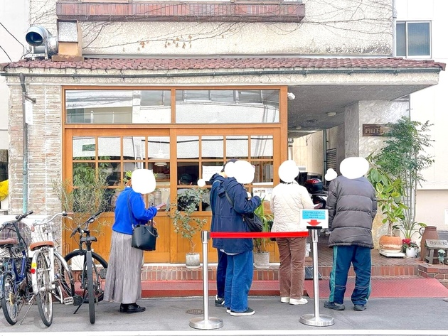 平日も店内満席で行列必須…！【岡山県ご当地食堂】地元民に愛され"お客さん続々"集まる！「小盛りが普通盛りのやつ」「このボリュームよ…！」