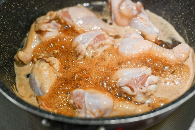 【やっすい鶏手羽元】あっても焼かないで！？めんつゆに“生のままドボ〜ン”が大大大正解！「ホロホロ」「これ最高！」驚くほど簡単メイン