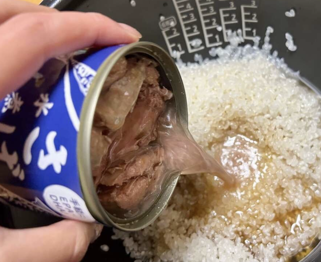【サバ缶と米2合】あったら絶対コレ作ってーー！全部ドボ〜ンするだけ「簡単」「おかずいらない」“旨しみっしみ”メイン級炊き込みご飯