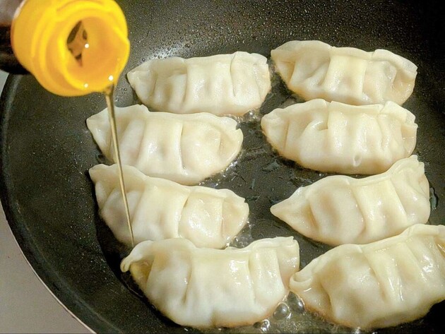 【お願い！餃子を焼くとき「水」入れないで！】人気ラーメン店が明かす「水の代わり」の正体にえええ！