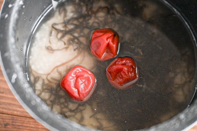 【塩こんぶと梅干し3個】余ってたら絶対コレ作って〜！調味料ゼロって神！「炊飯器“ぴっ”するだけ」「お弁当にもおにぎりにも」