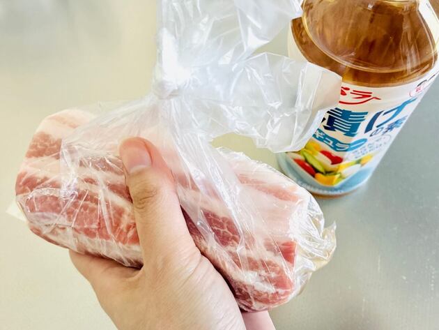 ポリ袋に【豚肉とアノ液体をドボン】モミモミするだけ！「パパッと完成」“恐ろしいほど美味い”食べ方