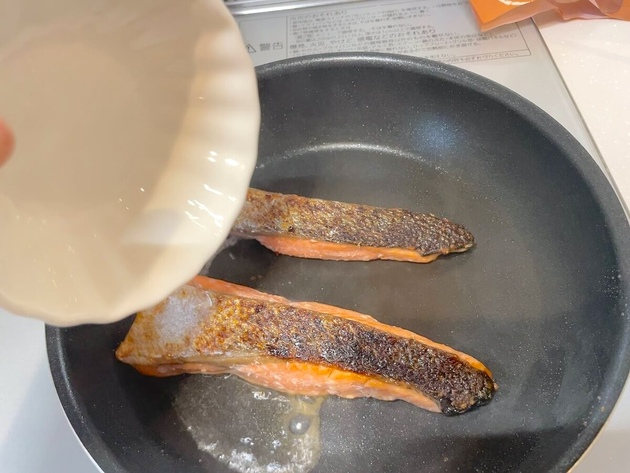 「鮭の臭みが取れる」裏技的焼き方！シェフ直伝の方法を試してみたら驚きの結果に！【実食レビュー】