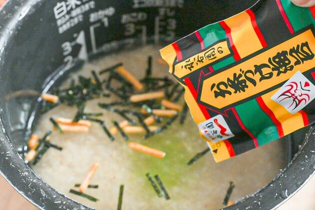 【お茶漬けの素→炊飯器にドボン】が大大大正解！！“調味料なし”で最高(泣)「文句なしの100点満点」「冷めてもおいしい」おにぎりにすると◎