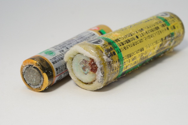 【久しぶりに見たら乾電池に白い粉が…】"家電メーカー"が注意喚起→「え、それもダメなの！？」「中の成分が外に…」いつもやってた“NG3選”