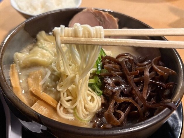 【青森県】来たら絶対食べて！！煮干しでも豚骨でもない…地元民「感動」「美味しすぎて星10つ」芸能人も悶絶“最強ハイブリッドラーメン”の正体