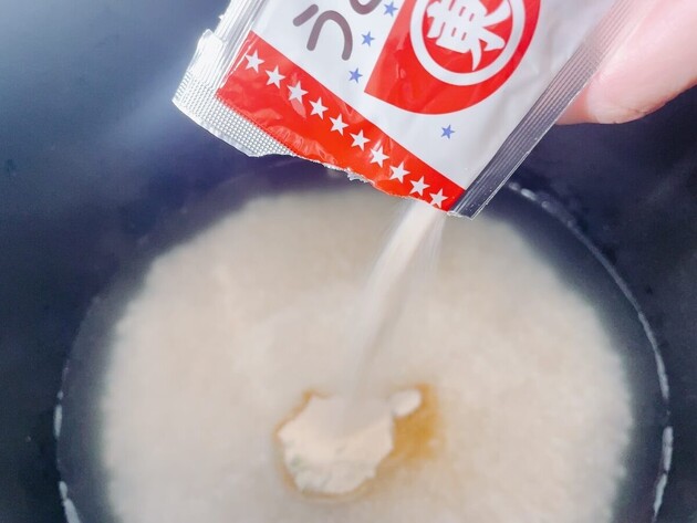 【うどんスープ→炊き込みご飯】が大大大正解だった！！"調味料なし"完成「衝撃」「本当に楽ちん」"アレ"も一緒にドボン！♡神レシピ