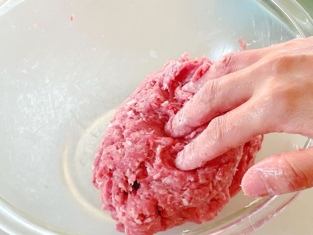 【ハンバーグ】プロはこっそりやってる！？「これ知らないと肉汁逃げちゃうよ」→正解は超簡単！肉だねに"アレ"混ぜる裏技に「意外すぎる…！」