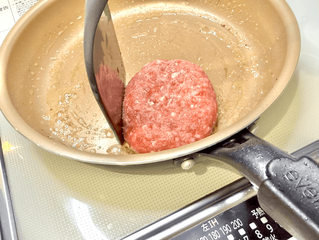 【ハンバーグ】プロは絶対やらないNG行為！「だから焼き上がりパサパサになっちゃうんだよ」調理師の警告に「うわ、自分だ…」正解は超簡単！