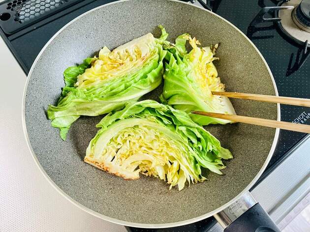 その手があったか…!!【キャベツ1/4玉も一気にペロリ】和田明日香さんの「美味しいとこどり"粉なし"お好み焼き風」が激ウマ