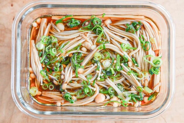 【激安えのき1袋】とめんつゆあったら…レンジで“たった4分”「副菜にも晩酌にも」「冷めるともっとウマイ」超簡単