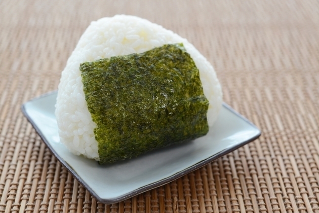 【みんなー！おにぎりに鮭入れないでー！？】笠原シェフ「なるほど、これ最高」「しびれるくらい美味しい」日本人バンザイな食べ方