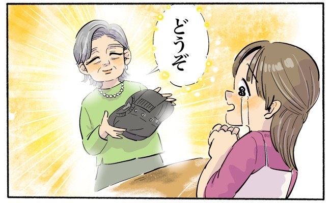 カフェで困っていたら…突然、隣の席の婦人が近づいてきた！？「どうぞ」差し出された物とは