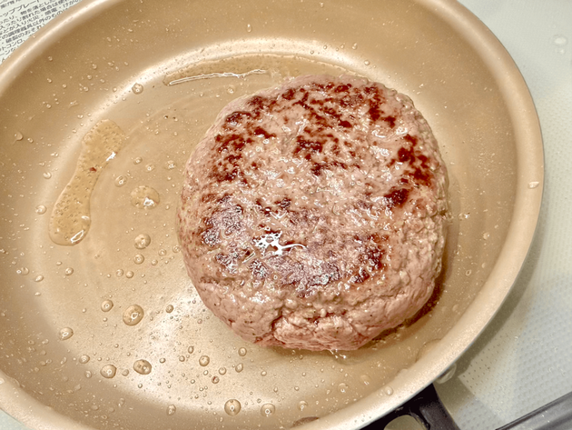 【嘘だろ…完全に"さわやかのハンバーグ"味じゃん！？】ツナギなしの"牛100％"豪快レシピ！「うぉぉ〜〜！！すごい肉肉しい♪」