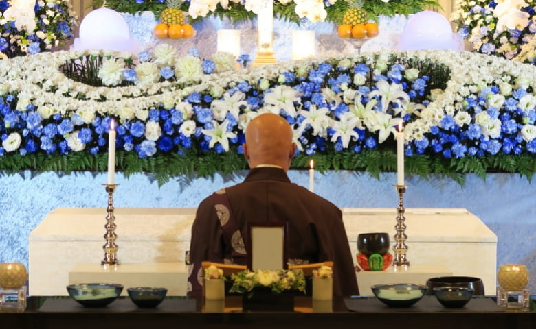 「お坊さんの足袋が…」兄が私に耳打ちした内容に笑いが止まらず。別のお葬式でも兄がトリガーとなって