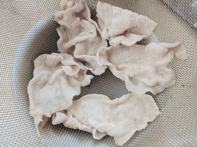 【スーパーで半額の豚しゃぶ肉】が劇的に旨くなる！『もう熱湯で茹でるな!?』→「全然違う」「ビール飲みたい～！(泣)」山盛りの薬味なくなる…
