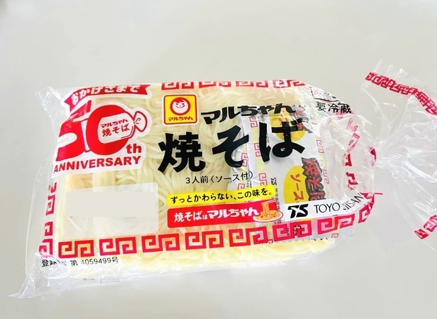 【食べちゃダメ！？】袋焼きそばの袋に「異変」が…見た瞬間"ゾッ"→食品メーカーの回答がまさかの理由だった！