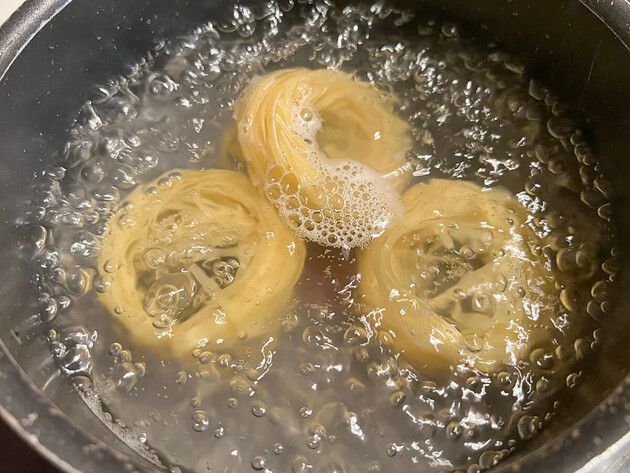 【ミートソース卒業!?】イタリア人男性が笑いながら作る【通称：モテパスタ】に感激！「すっごい濃厚!!」絶対やってみて