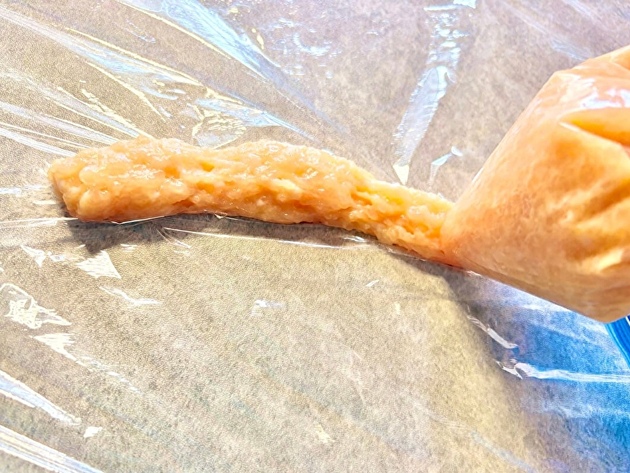 【嘘だろ…これ完全に"からあげクン"じゃん！？】予想外の調理工程に「あぁ〜！そうなるのか！」「ホンモノと比べても遜色ないぞ…！」