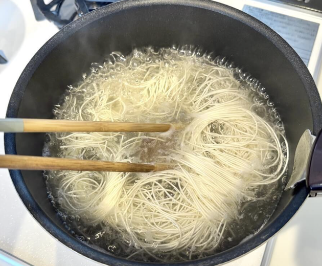 【そうめん、めんつゆにつけないで！？】和田明日香さん流の食べ方に「期待以上」「全て飲み干してた(笑)」薬味たっぷり「疲れた日に染みる…」