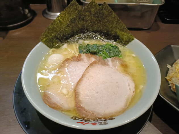 平日21時過ぎでもカウンター満席！【横浜家系ラーメン】平日限定クーポン発動で”チャーシュー”無料追加は知らなきゃ損