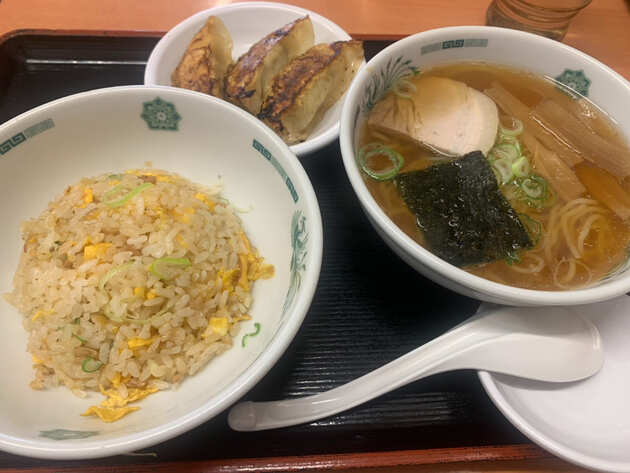【うぉ〜！！埼玉発日高屋がやりおった】小1男児もがっつくウマさ！腹パン確定”ラーメン・餃子・チャーハン”セット